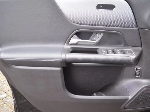 Mercedes-Benz GLB 220