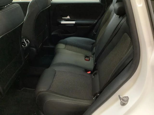 Mercedes-Benz B 220