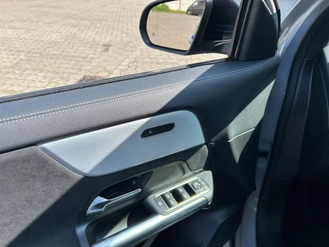 Mercedes-Benz GLA 220