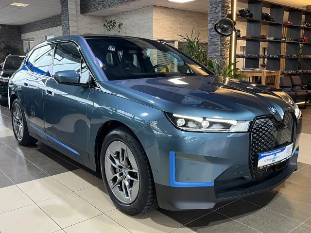 BMW iX 50 xDrive Pano. Harman Kardon LED HUD AHK 2023 Elektrisch