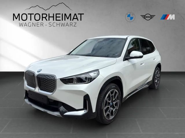 BMW iX1 eDrive20  xLine 19" Travel-Paket SHZ PanoDa 2025 Elektrisch