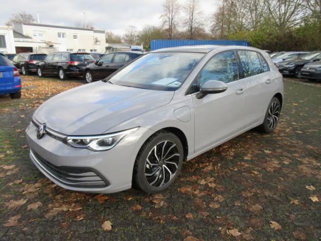 Volkswagen Golf Style 1.4 eHYBRID DSG NAVI PANORAMA ACC LED ALU APS SITZHEIZUNG CLIMATRONIC 2022 Hybride / Benzine