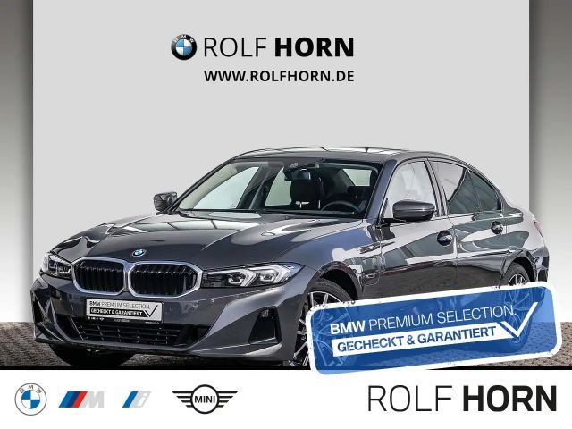 BMW 320 e Klimaaut. Glasdach Sportsitze PDC HiFi Navi 2023 Hybride / Benzine