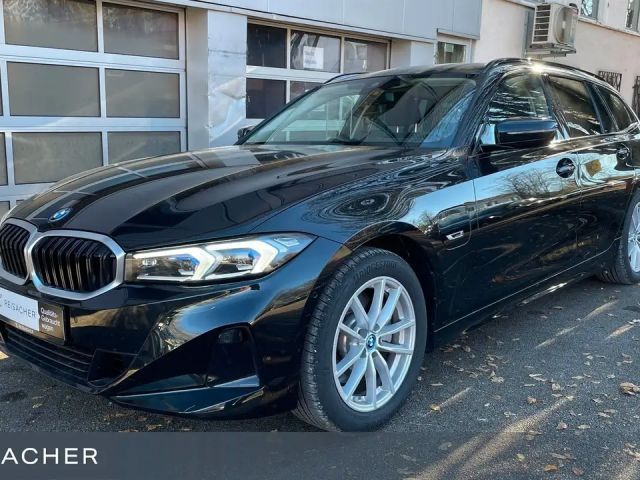 BMW 330 2023 Hybride / Benzine