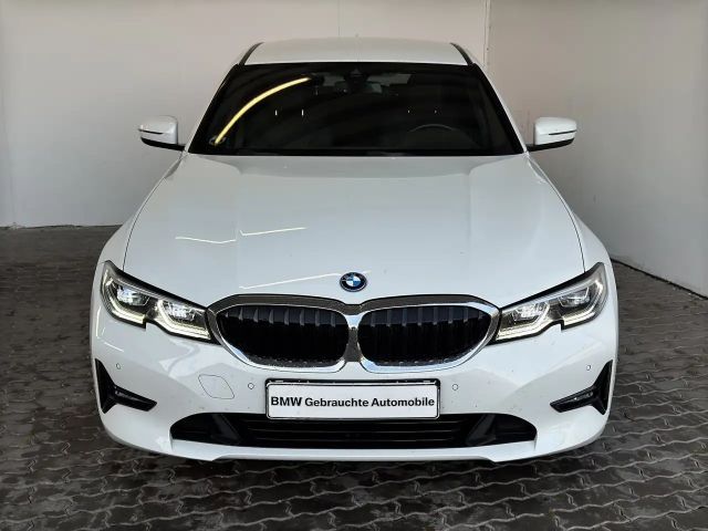 BMW 320 e Lim. Advantage LiveCock.Laserl.DriveAss.SHZ 2022 Hybride / Benzine
