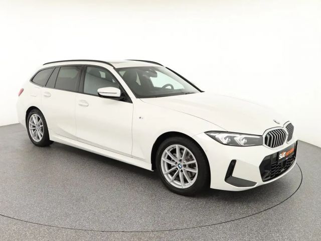 BMW 320 i M Sport LED|Pano|ParkAs+Kam|HUD|ACC|AHK ACC 2025 Benzine
