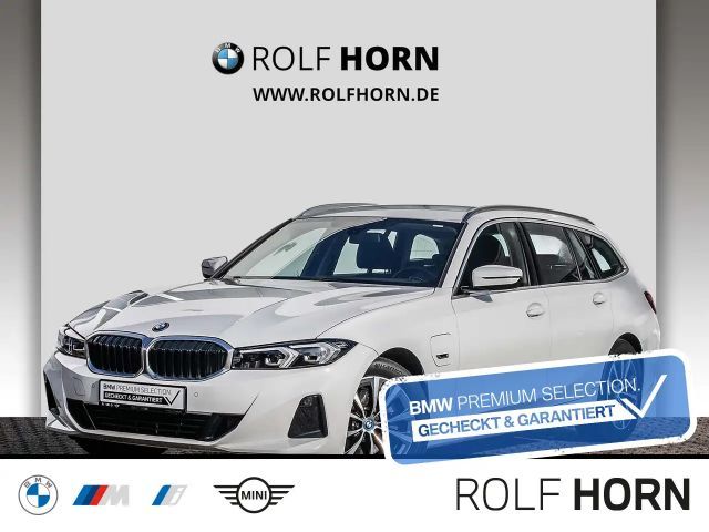 BMW 320 e Touring Autom Navi Klima Shitzhzg PDC 17" 2022 Hybride / Benzine