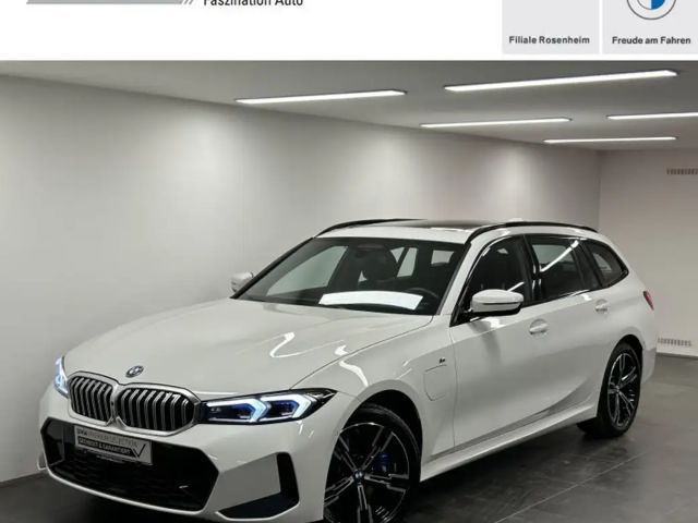 BMW 330 e xDrive Touring M Sportpaket Pano AHK Harman/Kard 2025 Hybride / Benzine