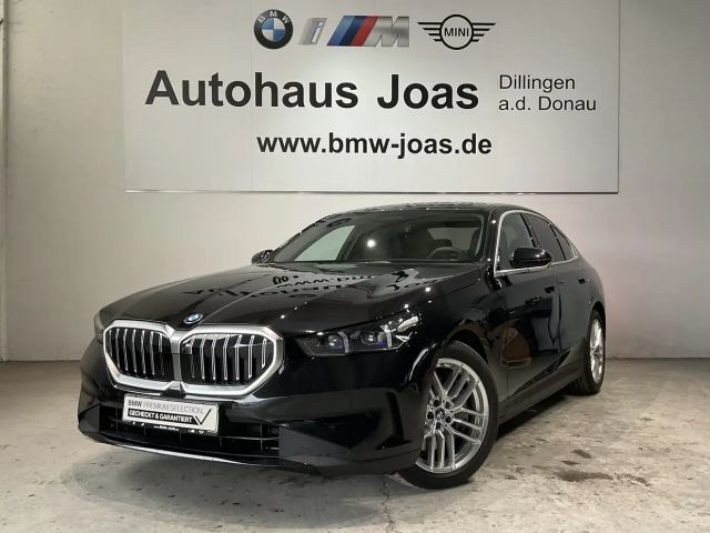 BMW 550 e xDrive Autobahnassistent, Fahrwerk Professional, 2024 Hybride / Benzine