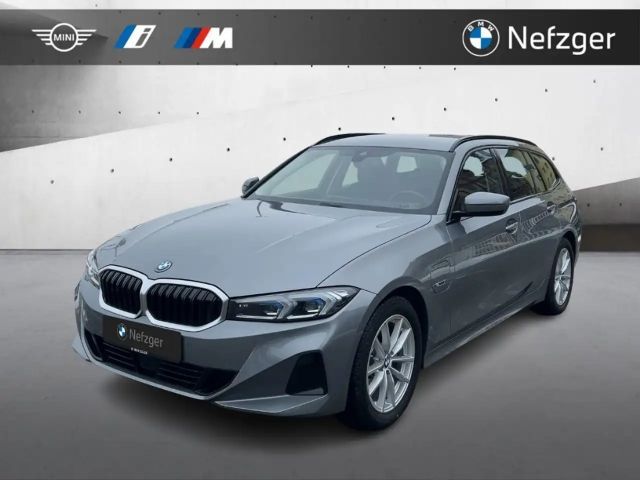 BMW 330 e Touring Park-Assistent AHK LED HiFi 2022 Hybride / Benzine