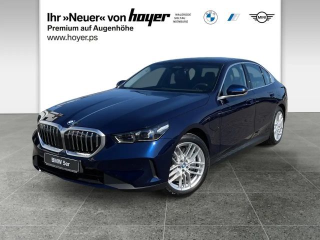 BMW 550 e xDrive Limousine DAB LED Parkassistent 2026 Hybride / Benzine