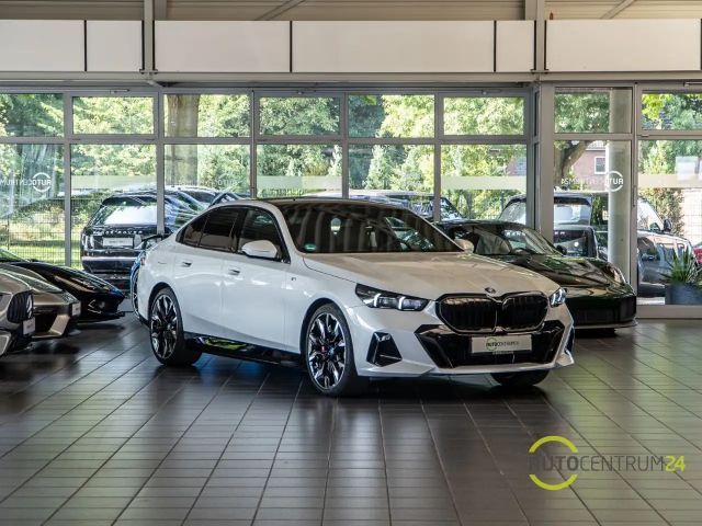 BMW 550 e xDrive M Sport Inno Travel Carbon Comfort 2025 Hybride / Benzine
