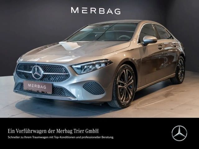 Mercedes-Benz A 200 Limousine ACC AUT DynLicht Fernlichtass. 2026 Benzine