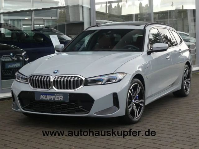 BMW 330 e Tour M Sportp Pano°Ad.LED°AHK°el.Sitze°18 2024 Hybride / Benzine