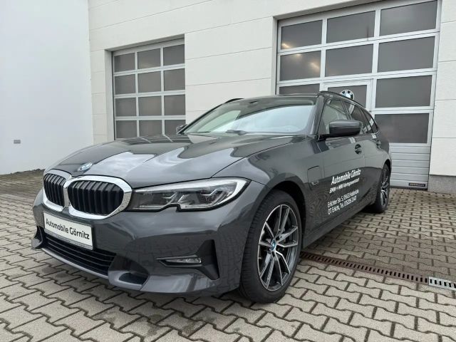 BMW 330 e xDrive Touring LASER/HEAD/DAB/SPORTSITZ/PANO/AHK 2022 Hybride / Benzine