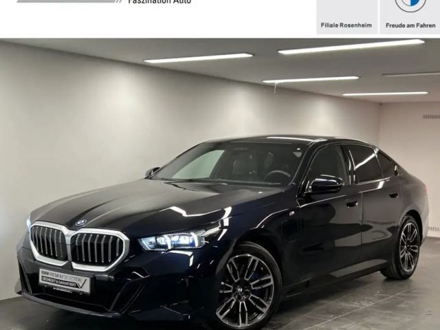 BMW 550 e xDrive Limousine M Sportpaket B&W DAB LED Komfor 2025 Hybride / Benzine