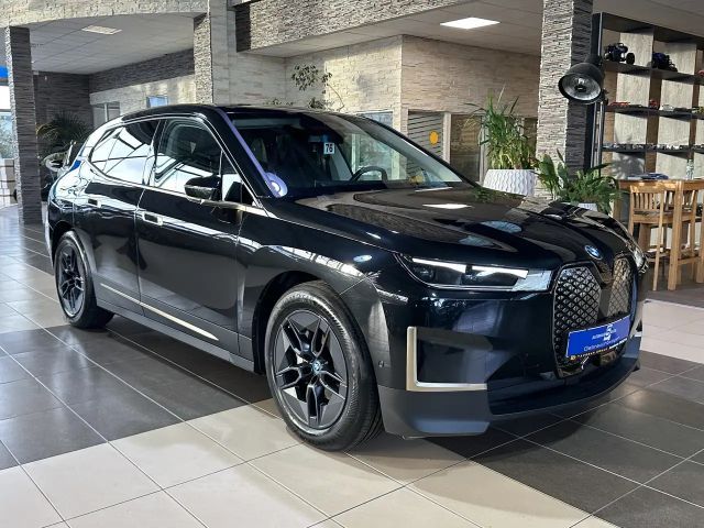 BMW iX 40 xDrive AHK LED Leder R.Cam Navi PDC SHZ 2023 Elektrisch