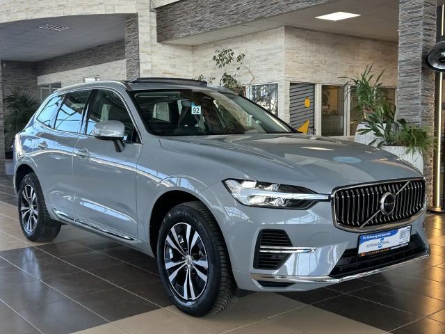 Volvo XC60 Essential*T6*Plug-In*AWD*4xSHZ*LED*AHK*Navi 2023 Hybride / Benzine