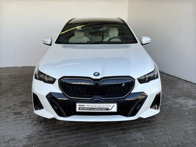 BMW i5 eDrive40 Tour. M Sport Pro LiveCock.LED.AHK. 2025 Elektrisch