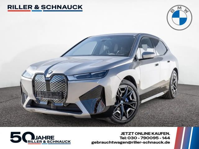 BMW iX xDrive 40 AHK+NAVI+LED+H/K+KEYLESS+KIMAAUT 2024 Elektrisch