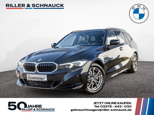 BMW 330 e Touring LED+NAVI+KAMERA+KLIMAAUT+SHZ+PDC 2022 Hybride / Benzine
