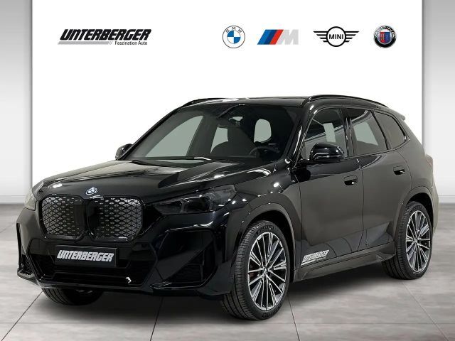 BMW iX1 xDrive30 M Sport Pro DA+ PA+ AHK HUD HK Pano 2026 Elektrisch