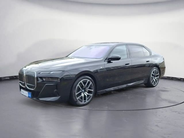 BMW 740 d xDrive M SPORT Panorama Sky Lounge Driving 2025 Diesel
