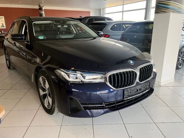BMW 520 d Innovationspaket/HuD/AHK/Parkasst/4-Zonen 2022 Diesel