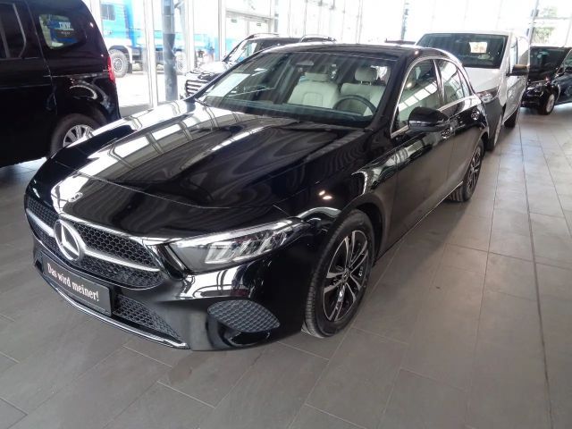 Mercedes-Benz A 180 MBUX-PREMIUM,KAMERA,LM,NP:43.554,- 2024 Benzine