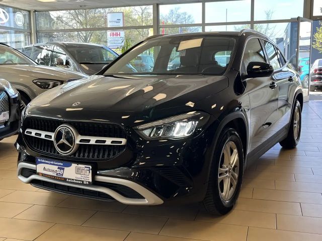 Mercedes-Benz GLA 180 CAM*Teilleder*SHZ*dig.Cockpit*LED*Navi* 2024 Benzine
