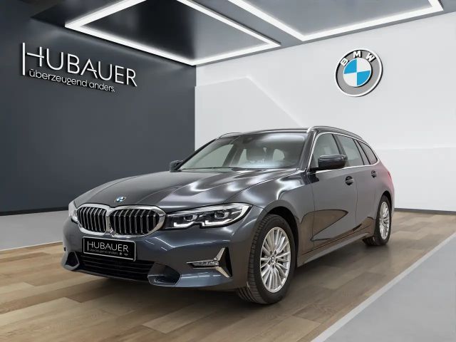 BMW 330 i xDrive Touring [Luxury Line, Pano, AHK] 2021 Benzine