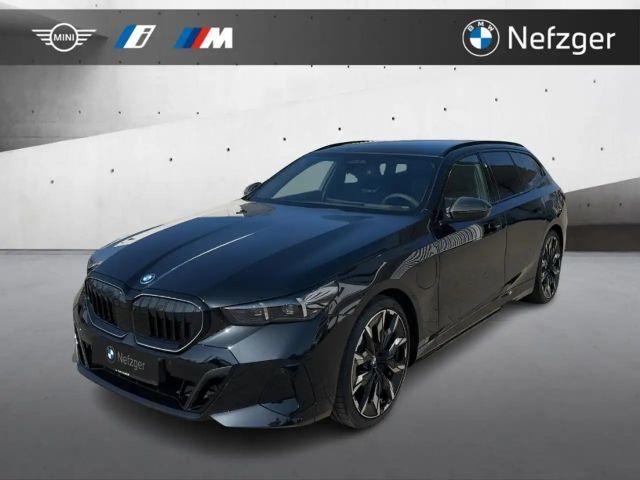 BMW 550 e xDrive Touring M Sport Leder B&W Pano AHK 2026 Hybride / Benzine