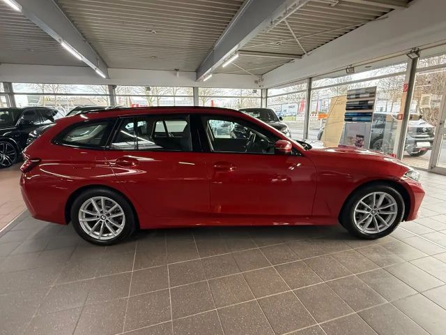 BMW 318 d Touring HuD+Standheizung+Key+Park+Sensatec 2023 Diesel