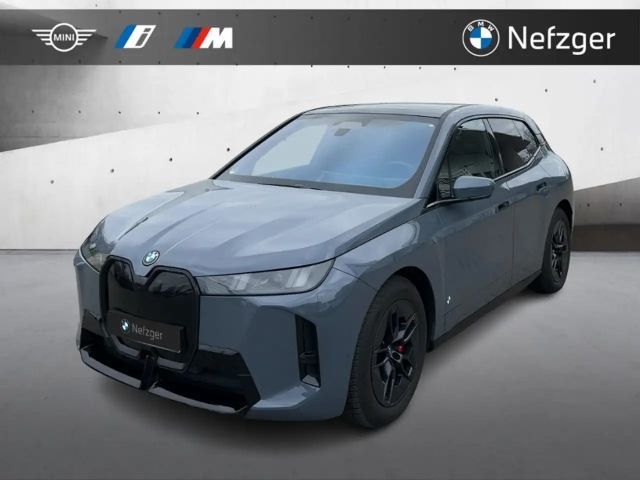 BMW iX xDrive45 M Sport Park-Assistent Panorama H&K HUD 2025 Elektrisch