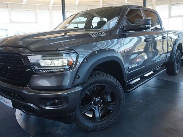 Dodge RAM 1500 HEMI 5.7l Crew-Cab*4x4*6Sitz*HOCH-BREIT 2023 Benzine