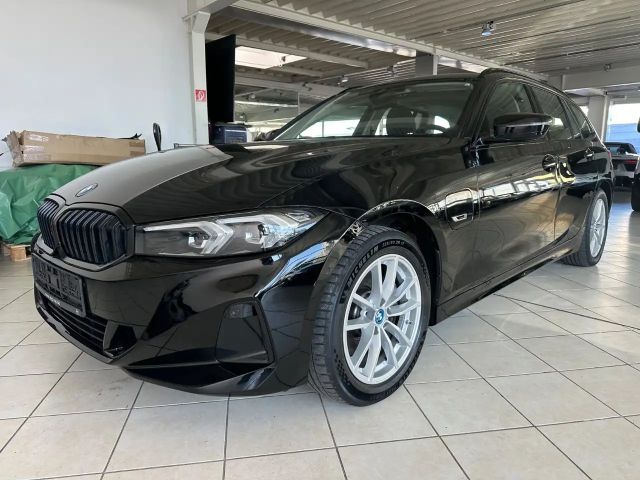 BMW 320 e Touring*HU-AU NEU* 2023 Hybride / Benzine