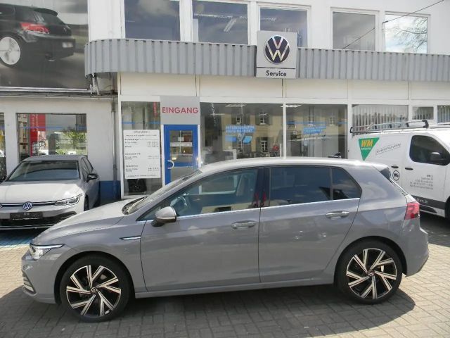 Volkswagen Golf VIII Lim. Style 1,5  eTSI DSG Kamera 2024 Benzine