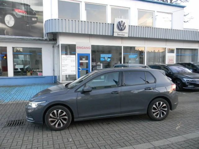 Volkswagen Golf VIII Lim. Active 1,5 TSI 6 GANG STH,KAM 2022 Benzine