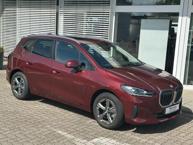 BMW 220 i Active Tourer +adap.LED+PanoD.+Parkassist.+ 2025 Benzine