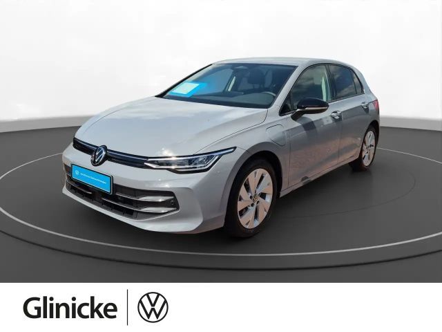 Volkswagen Golf VIII 1.5 eTSI DSG eHybrid Navi AHK SiHz RüK 2025 Hybride / Benzine