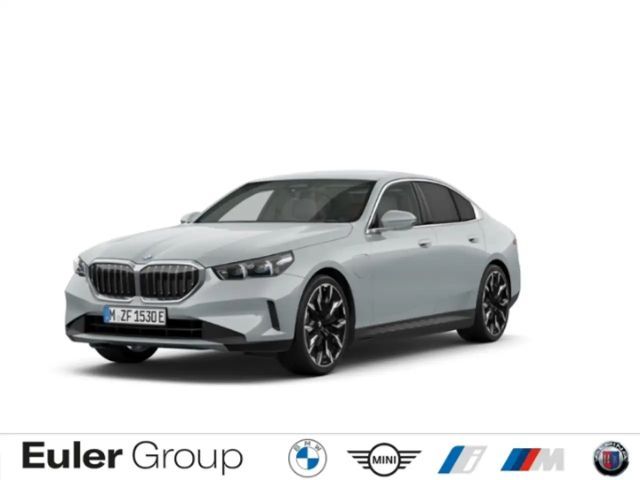 BMW 550 e xDrive Limousine Sportpaket HUD AD AHK-klappbar 2024 Hybride / Benzine