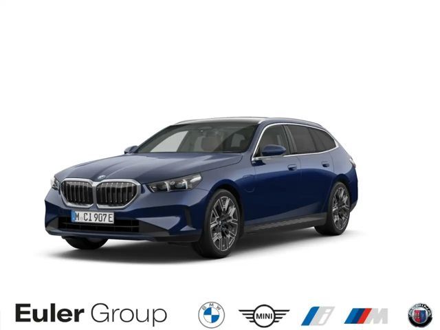 BMW 550 e xDr. Tour. M Sport 20'' IconGl AHK Pano B&W Komf 2025 Hybride / Benzine