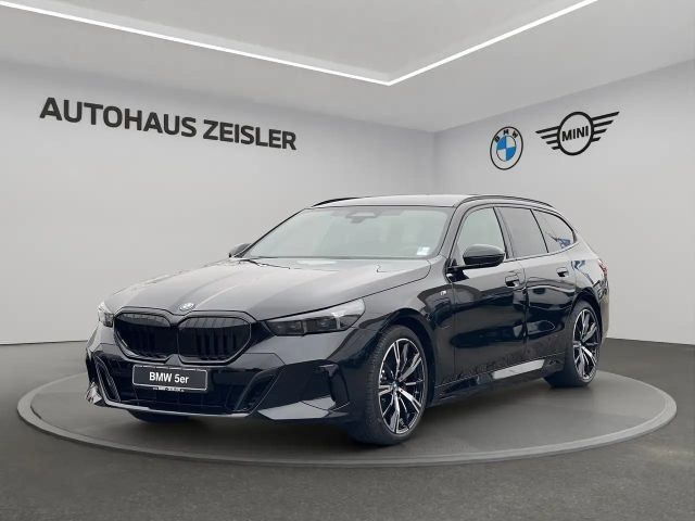 BMW 530 e xDrive Tour. M Sport Pro 20"LM AHK Glasdach 2026 Hybride / Benzine