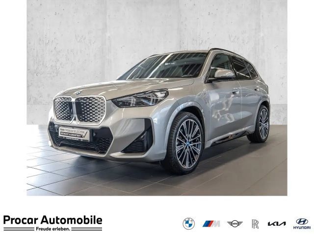 BMW iX1 eDrive20 M Sport HUD PANO ACC RFK NAVI LED 2025 Elektrisch