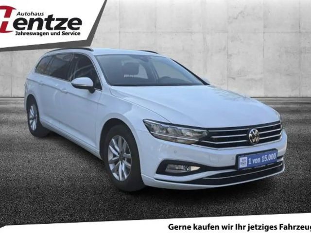 Volkswagen Passat Variant 1.5 TSI DSG Business schwenk. AHK 2021 Benzine