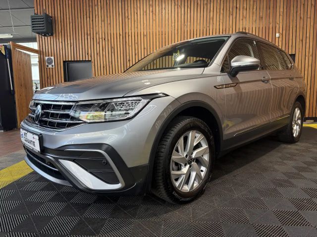 Volkswagen Tiguan Allspace 1,5TSI DSG 7-Sitzer*Navi*LED*AHK 2025 Benzine