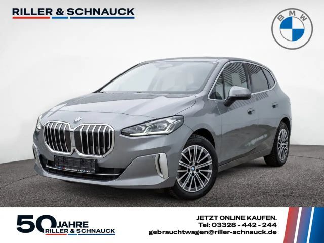 BMW 220 i Active Tourer Luxury Line 360°+PANO+HUD+ 2023 Benzine