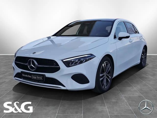 Mercedes-Benz A 180 PANO+KAMERA+CARPLAY+SPURHALTE+MBUX+LED+17" 2024 Benzine