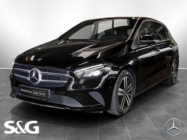 Mercedes-Benz B 180 TOTWINKEL+SPURHALTE+CARPLAY+KAMERA+LED+17" 2021 Benzine