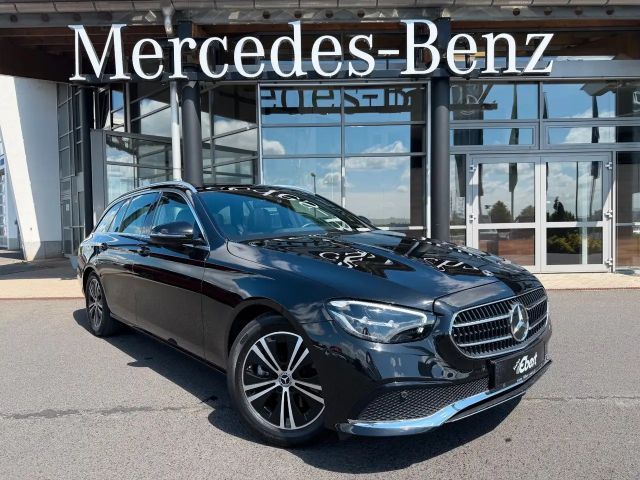 Mercedes-Benz E 200 T Avantgarde+Pano+RKamera+Ambiente+TotW 2022 Benzine